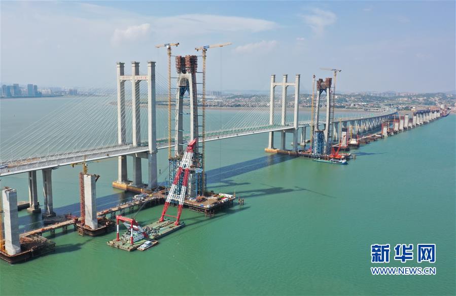 （經(jīng)濟(jì)）（1）新建福廈鐵路泉州灣跨海大橋首榀鋼箱梁順利吊裝