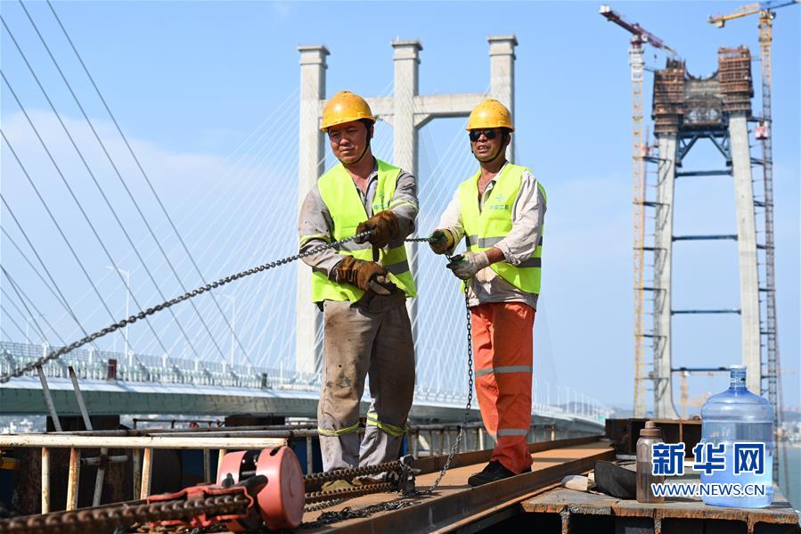 （經(jīng)濟(jì)）（3）新建福廈鐵路泉州灣跨海大橋首榀鋼箱梁順利吊裝