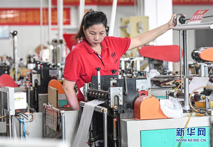 (新華視界)(1)“禁塑”倒計時 全生物降解袋生產忙